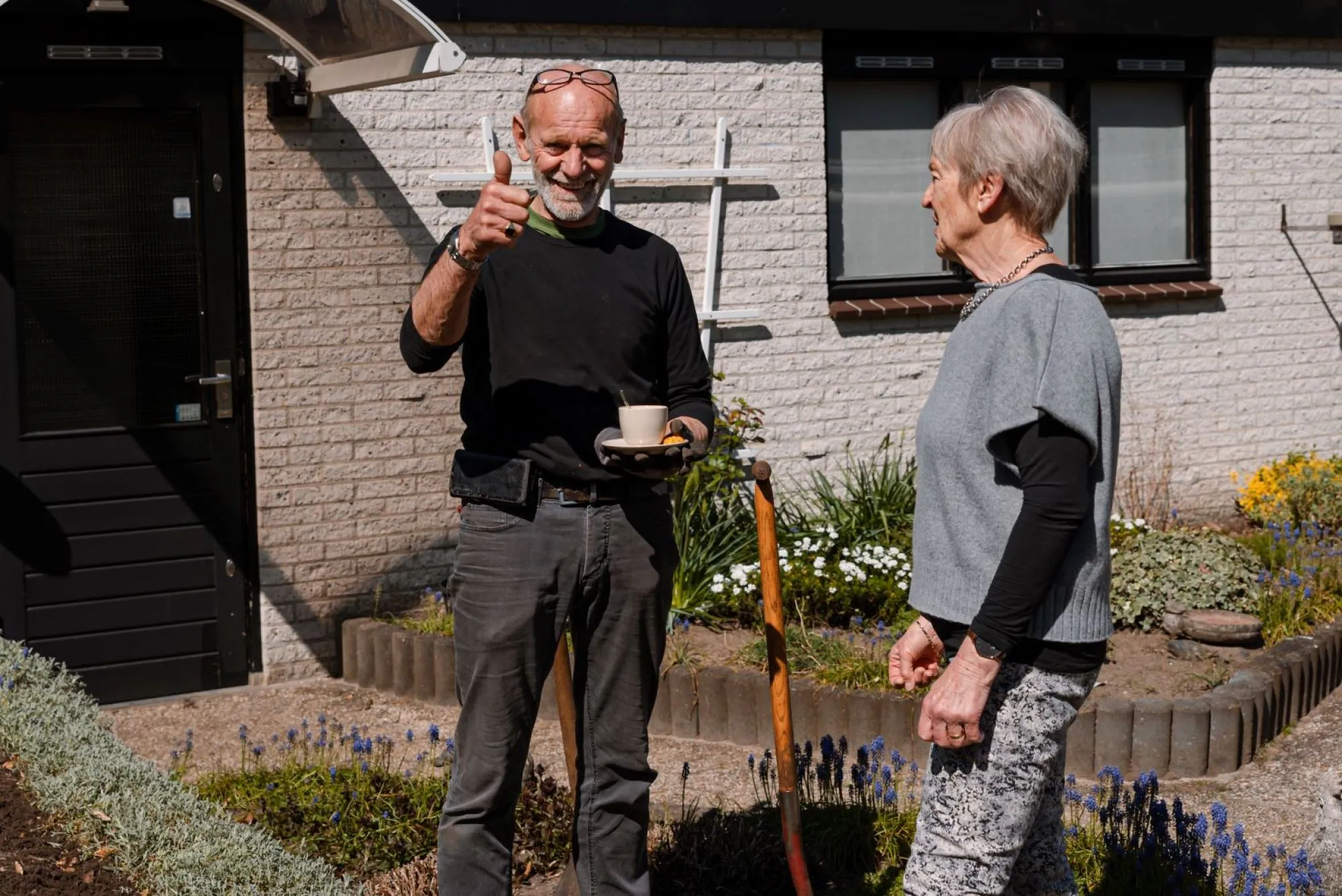 Tuinman Jan aan de koffie